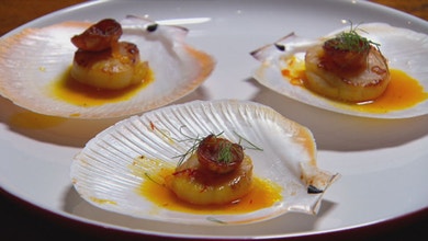 Seared Scallops with Saffron Vinaigrette