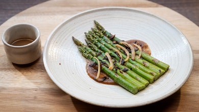 Asparagus with Onion Puree and Beef Sauce