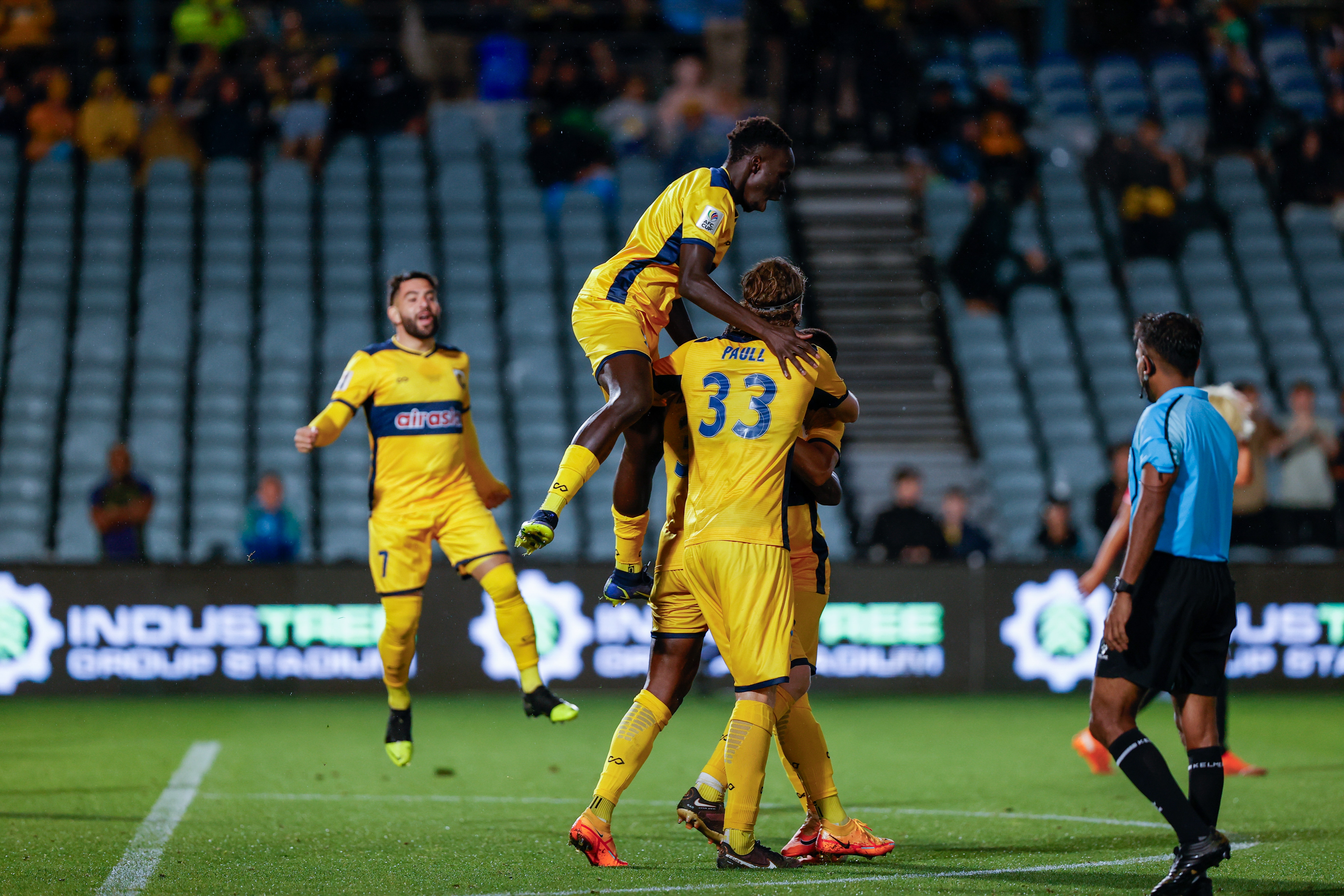 Central Coast Mariners rile fans by presenting shirt to Tony